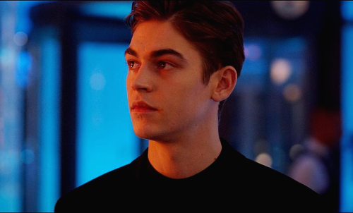 뭔가를 바라보는 남자의 모습