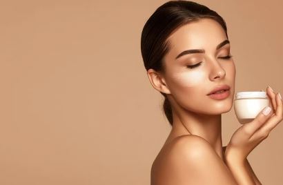 여성이 크림용기를 들고있는 사진