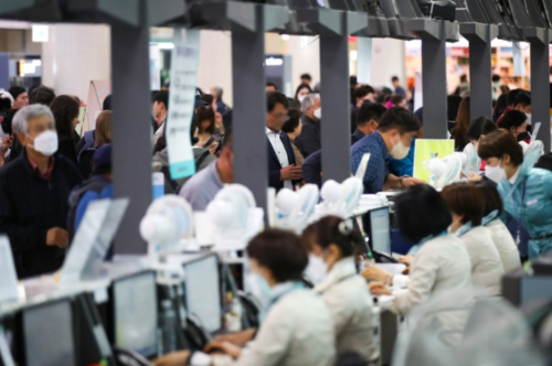 알트태그-여행객들로 붐비는 공항 카운터