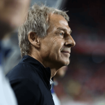 선수들을 바라보고 있는 클린스만 감독