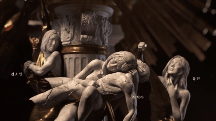 부서진 로건을 안고있는 심수련을 석상으로 표현한 모습