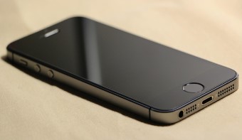 휴대폰 세척 잘못하면 액정 보호막 망가집니다