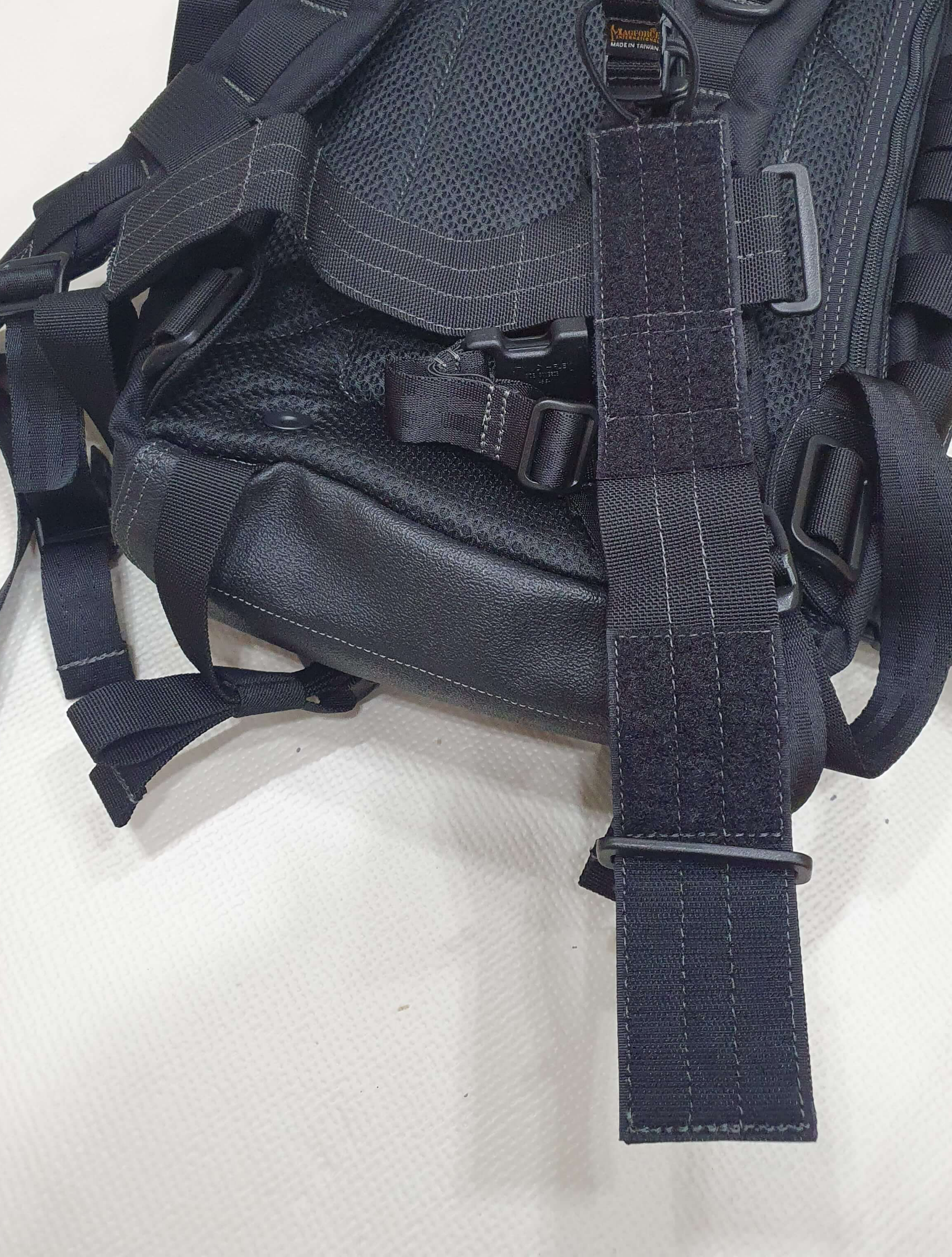 스마트폰 파우치 벨크로를 완전히 떼어낸 모습