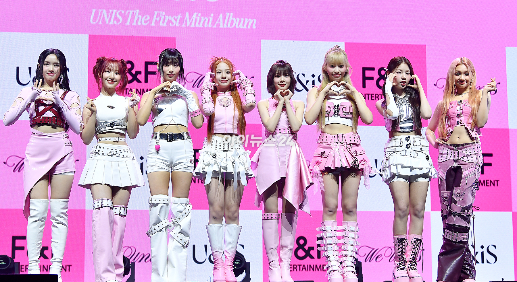 걸그룹 유니스가 27일 오후 서울 광진구 예스24라이브홀에서 열린 첫 번째 미니앨범 &#39;WE UNIS(위 유니스)&#39; 발매 기념 데뷔 쇼케이스에서 포토타임을 갖고 있다. [사진=곽영래 기자]