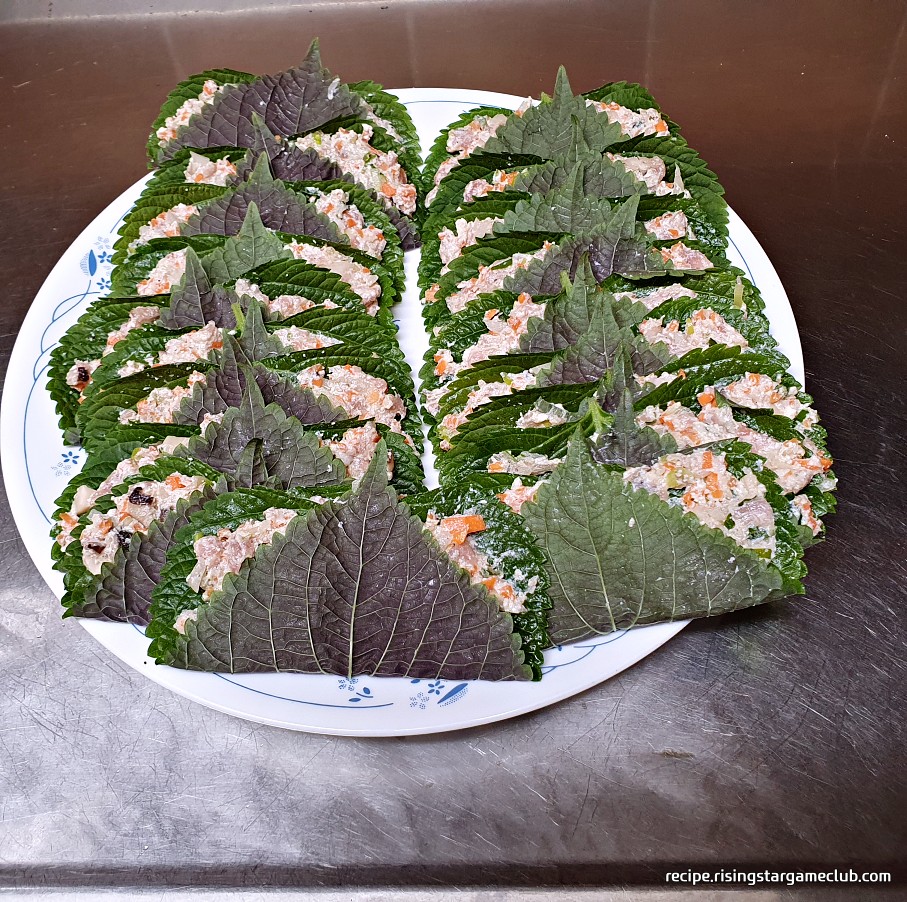 깻잎전에 들어갈 깻잎에 반죽을 넣어 접시에 담아 둔 사진