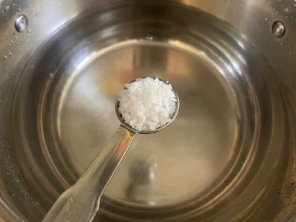 완두콩 삶는법 - 물 1L + 소금 1작은술 끓이기