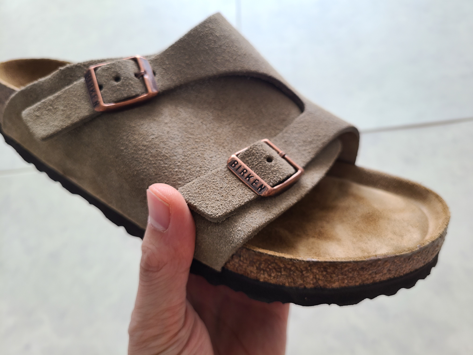 발등 스트랩으로 사이즈 조절이 가능합니다.