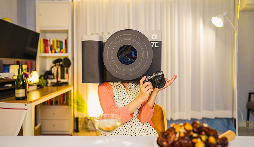 집 안에서 와인과 음식을 즐기는 모습