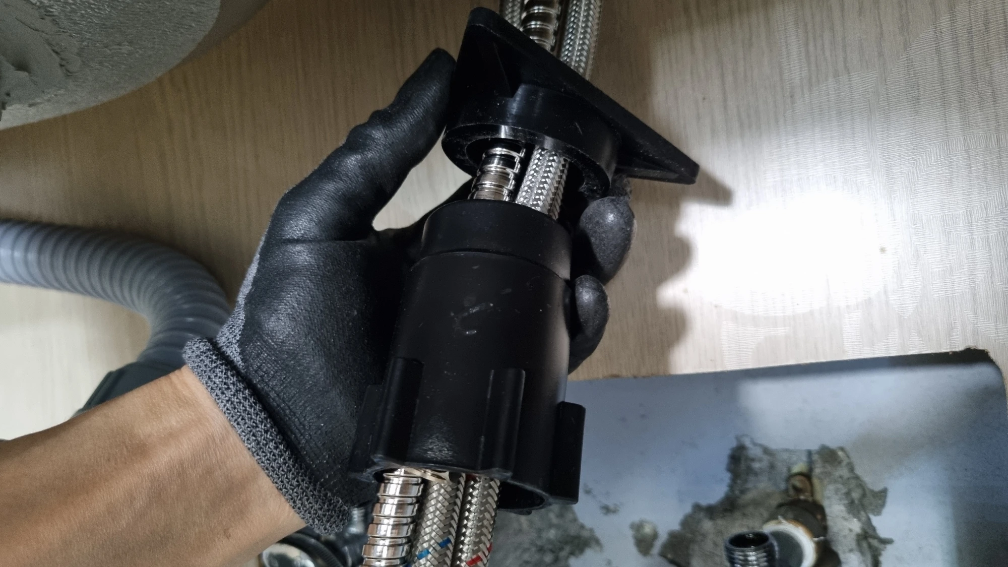 수도꼭지 고정 장치 푼 모습