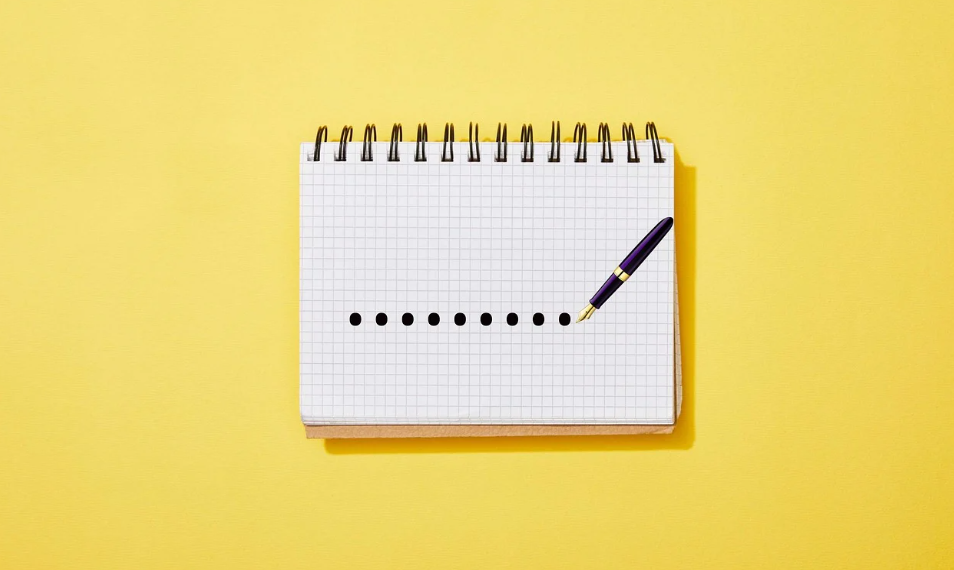 펜으로 노트 위에 점들을 연결하며 기록 습관을 시각화하는 이미지 – 작지만 꾸준한 글쓰기 루틴의 중요성을 상징