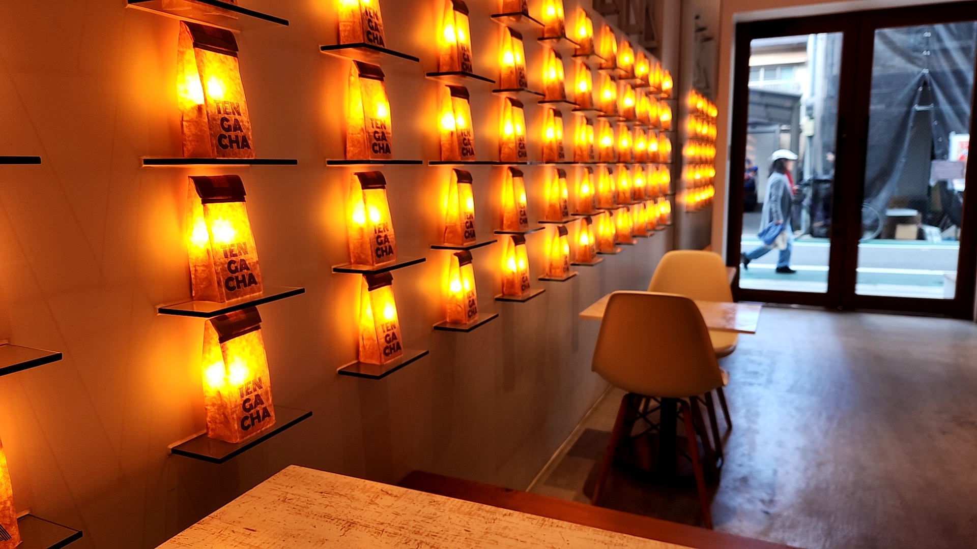 일본의 커피 전문점인다. 인테리어에 꽤나 신경을 쓴 모습. 조명들이 많은 것이 인상적이다.