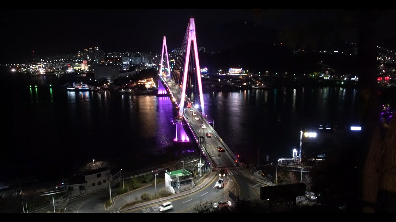 여수 밤바다의 케이블카와 불빛이 반사되는 물결