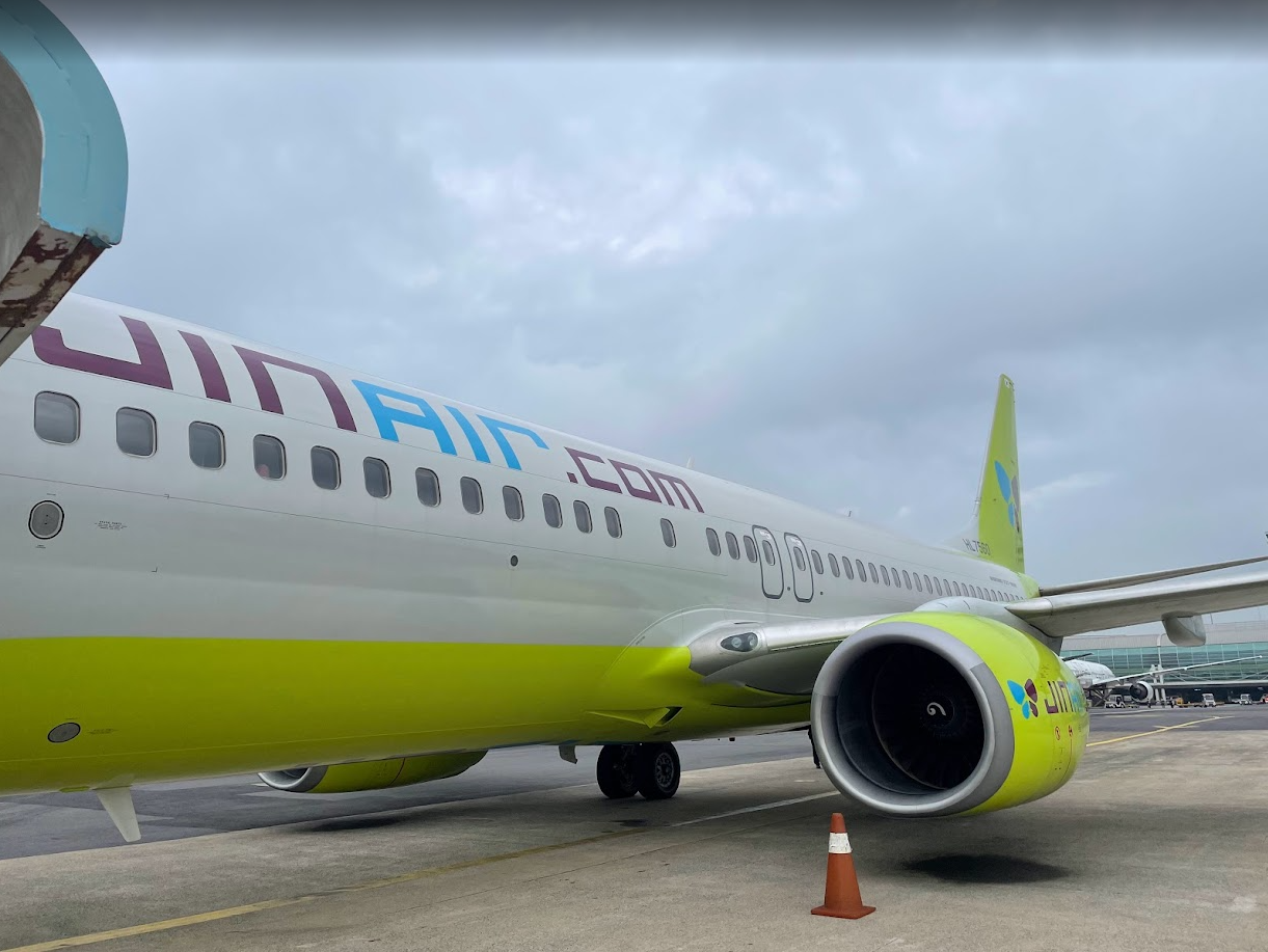 제주도 공항 활주로에서 주기되어 있는 진에어 소속 항공기