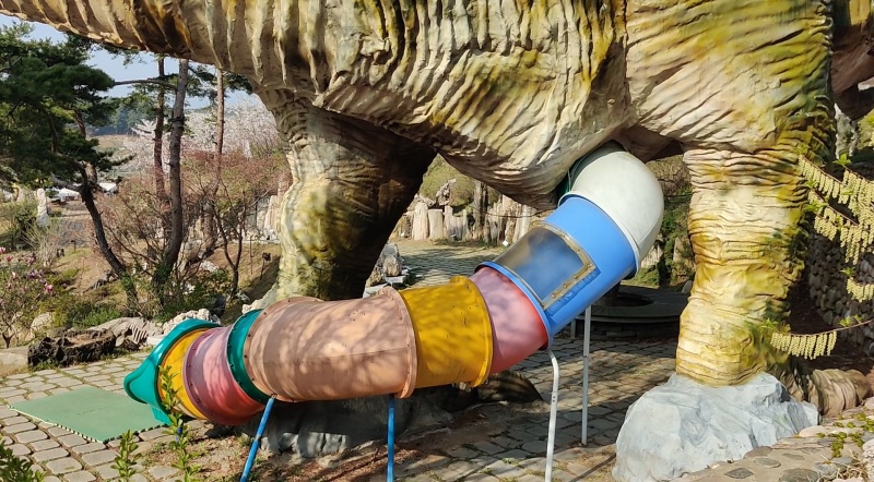 엉덩이로 나오는 미끌럼틀