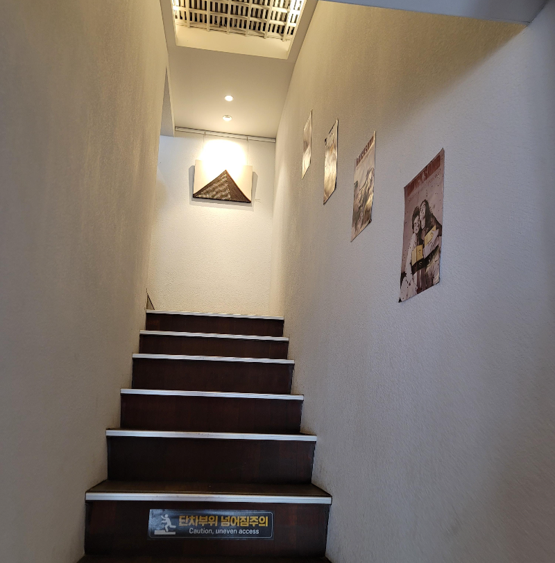 브릭샌드 삼청점 카페 2층 올라가는 계단