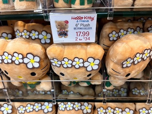 독특한 디자인: 일반적인 헬로키티와 차별화된 탄한 피부의 키티 디자인은 괌의 열대적 분위기를 상징하며 여행의 특별함을 더해줍니다.
다양한 제품: 봉제인형, 키링거, 컵, 티셔츠 등 다양한 형태의 제품으로 취향과 용도에 맞게 선택 가능합니다.
기념품 가치: 괌 여행의 추억을 담아갈 수 있는 최고의 기념품으로 여행객들에게 사랑받고 있습니다.