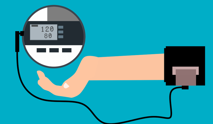 혈압에 좋은 차, 혈압 측정 기계와 혈압을 측정 하고 있다 - 3