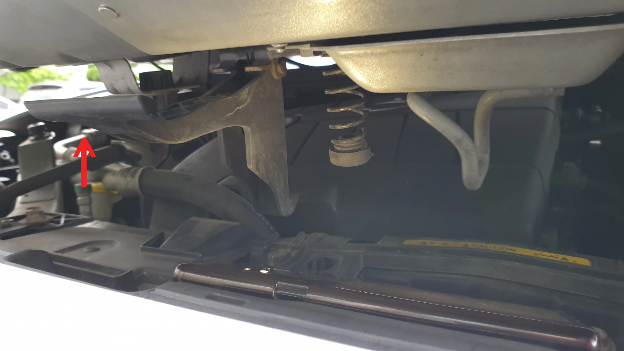 본넷 안전장치 모습