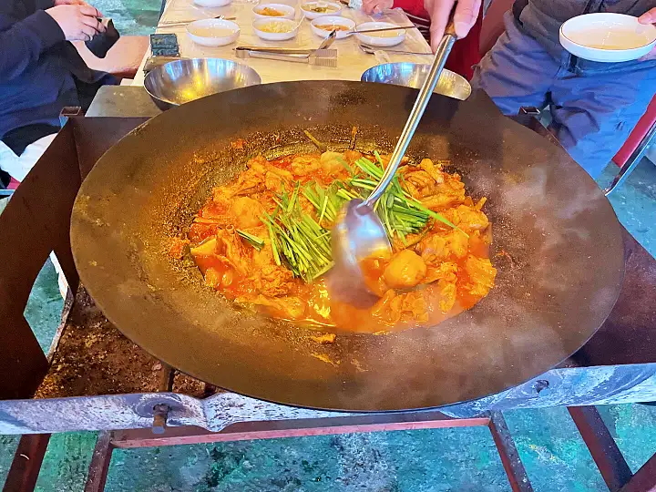 이 맛에 살지 솥뚜껑 닭볶음탕 참나무 장작 솥뚜껑 묵은지 삼겹살 원주 맛집 추천