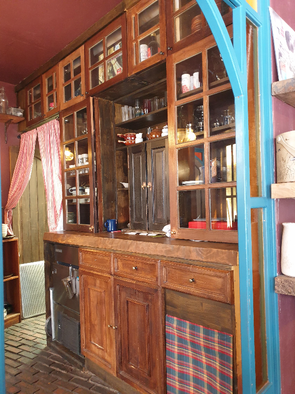 들어오는 입구에 보이는 목재장, 중간 문이 열리면서 음식물이 나온다.