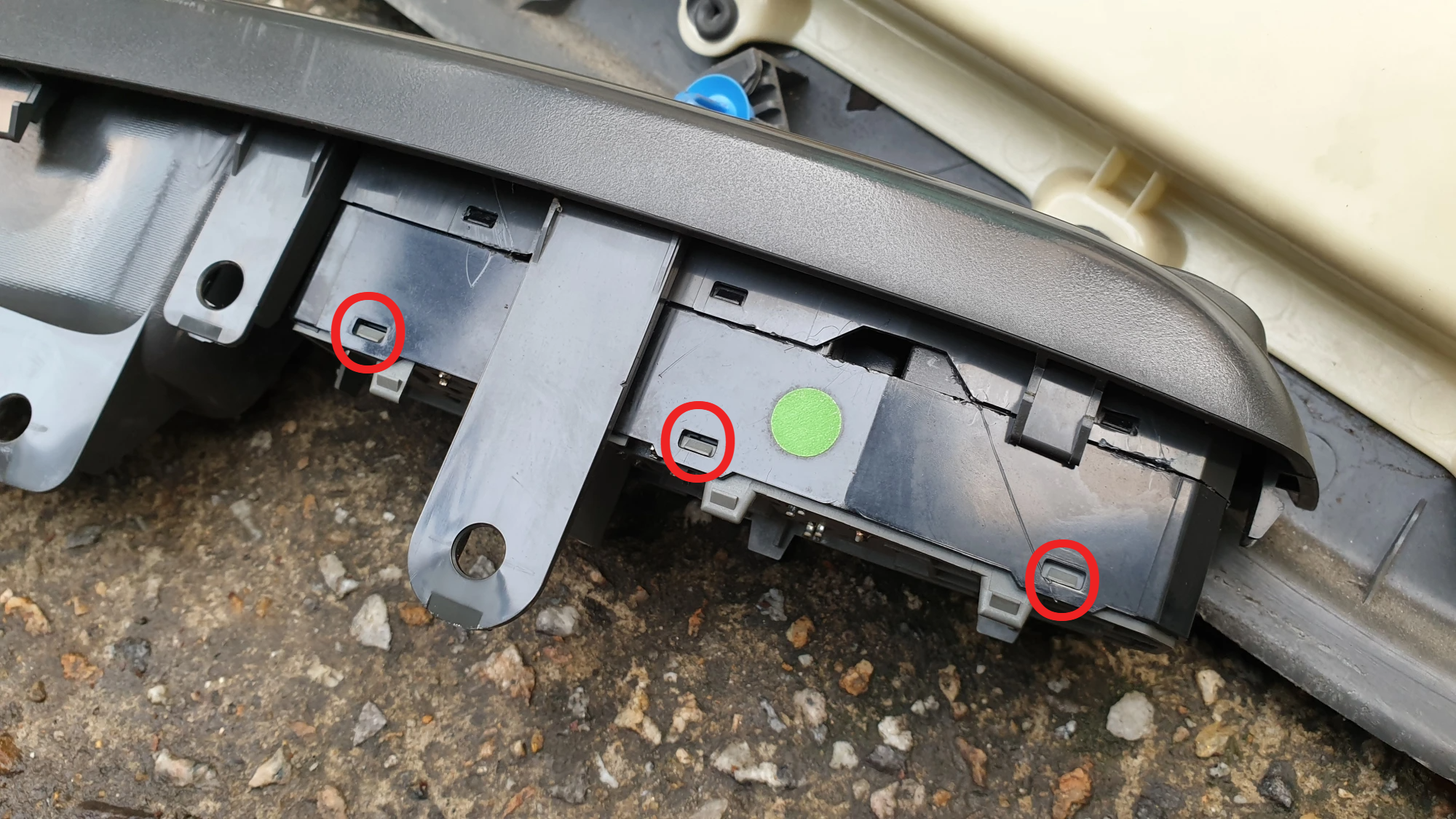 버튼 본체 고정 걸쇠