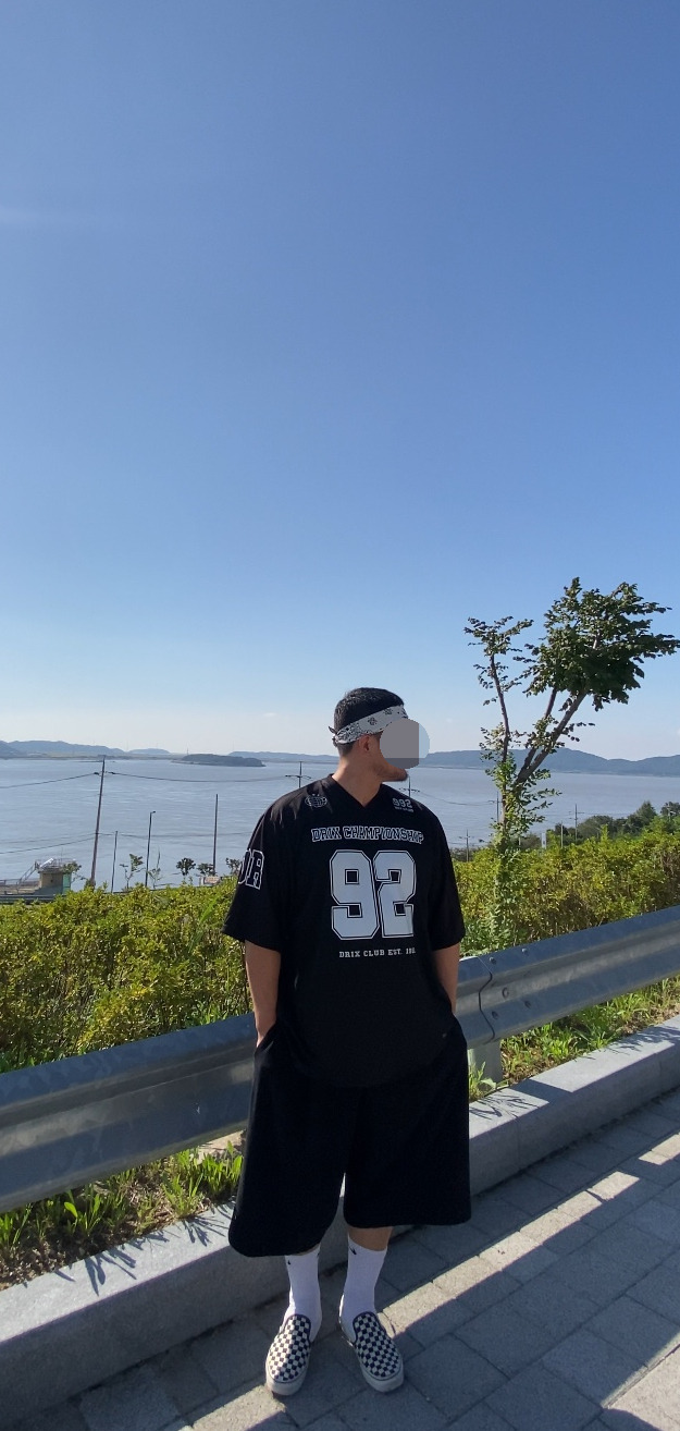 데일리룩('25. 9. 25.)하바행크 클래식 페이슬리 반다나, 드릭스 럭비 오버핏 메시 저지 하프 슬리브 티셔츠, 무신사스탠다드 와이드 버뮤다 팬츠, 나이키 양말, 반스 체커보드