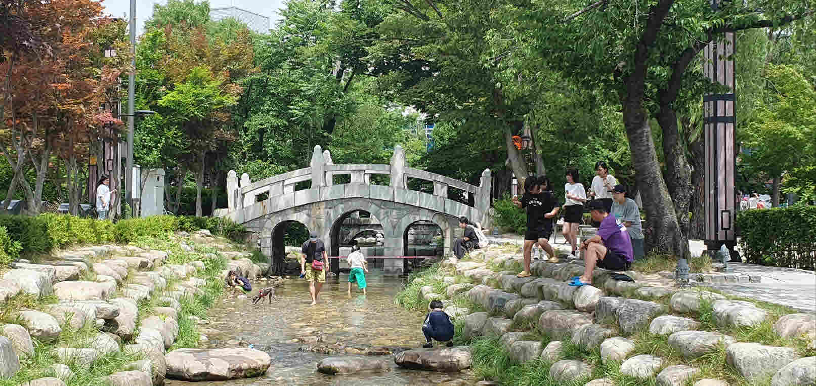 황지연못 물놀이