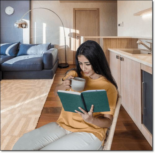 차이티 마시는 여성