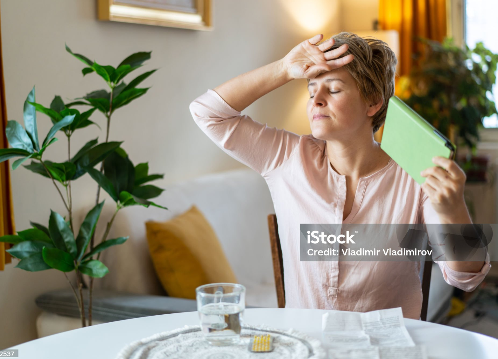 갱년기 증상: 야간 발한, 불안, 우울로 인한 수면 질 저하