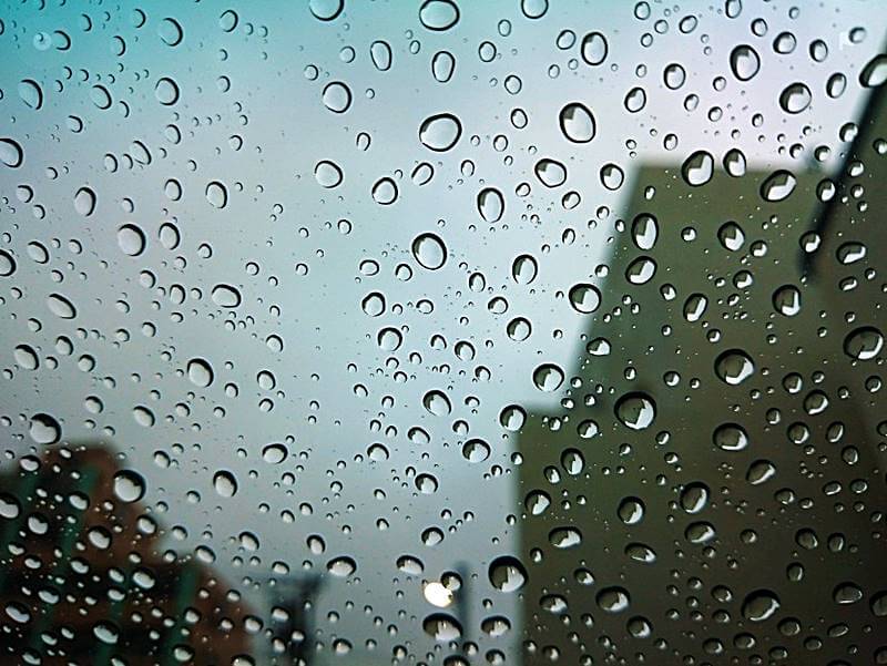 비올때-유리창에-빗방울이-맺힌-모습