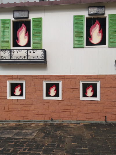 불과 연기가 나는 집 모습