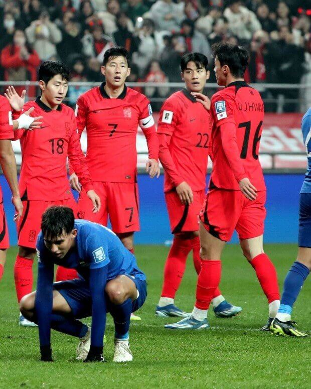 축구 경기 중인 선수들