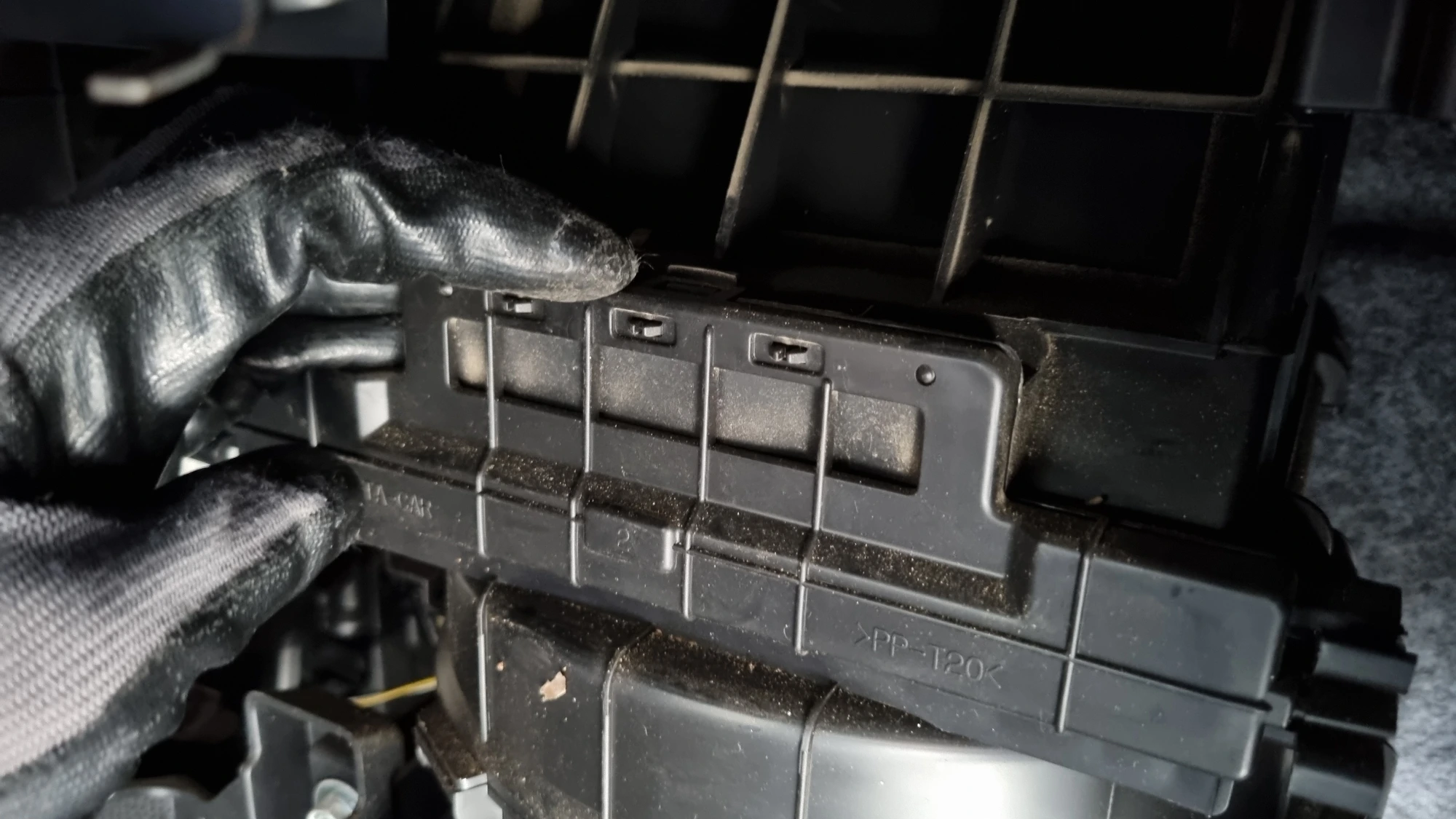 덮게 끼우는 방향