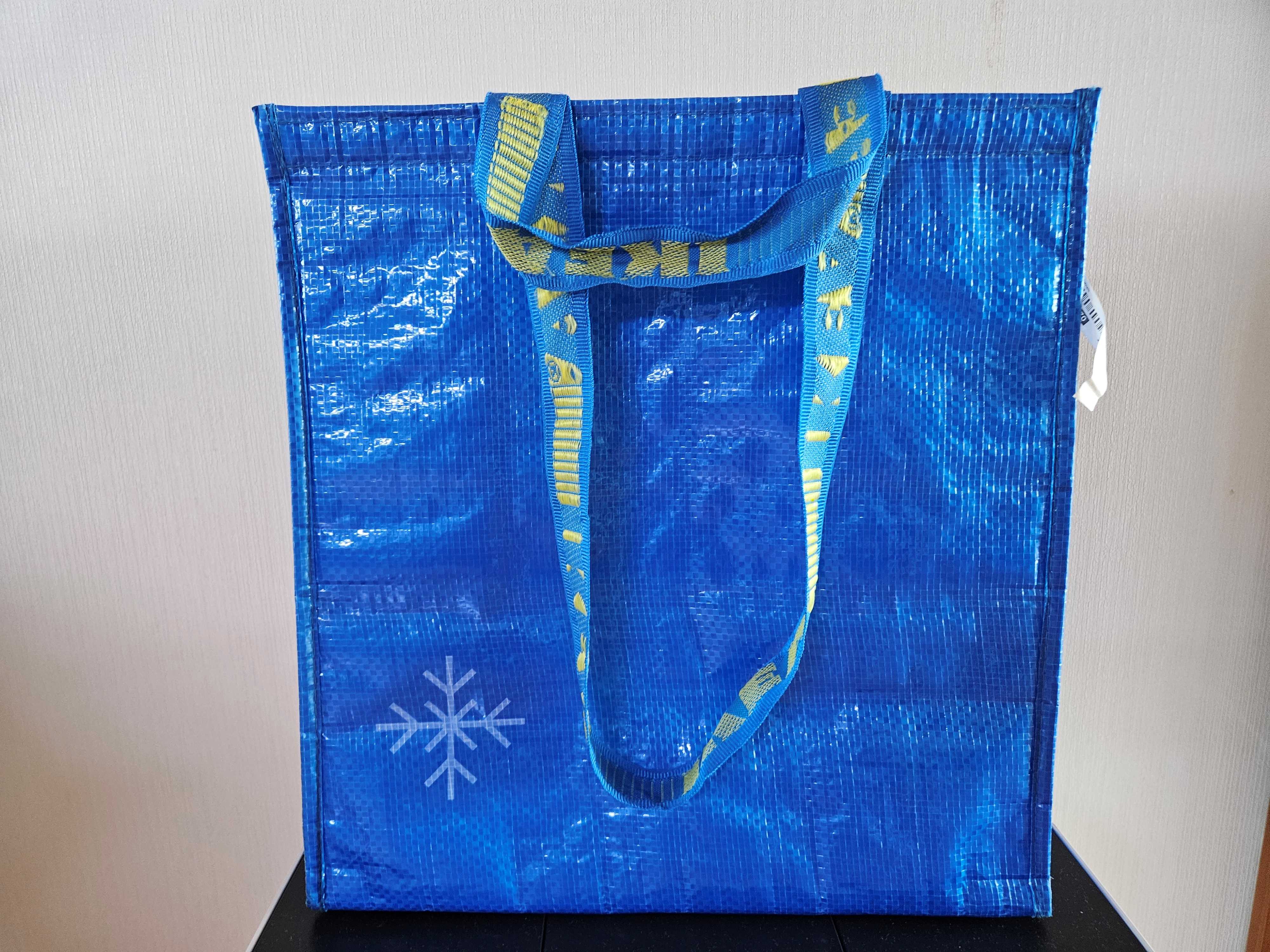 손잡이에-이케아-노란색-글씨가-적힌-파랑색-이케아-보냉백