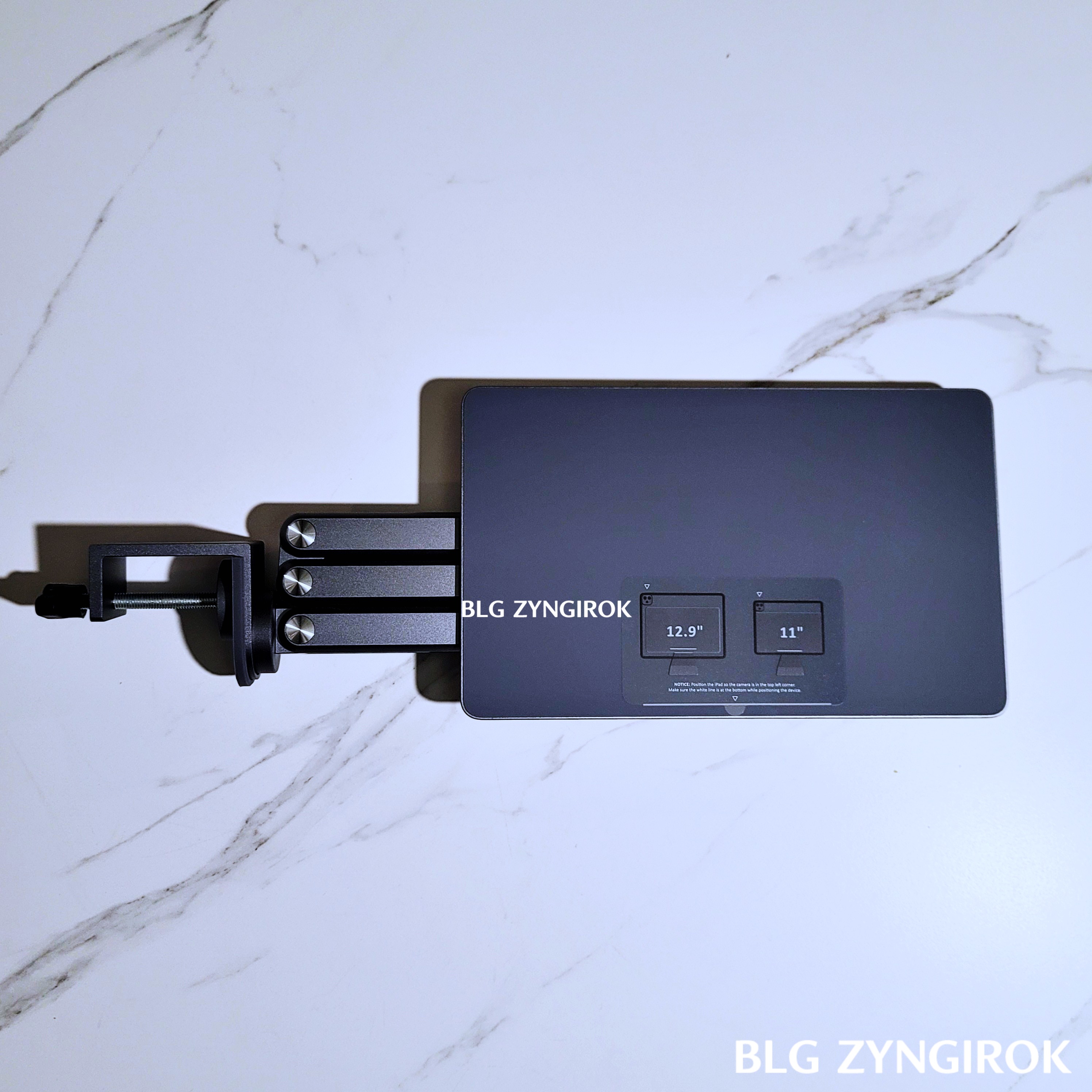 마그네틱 마운트가 테이블 위에 놓여있다.