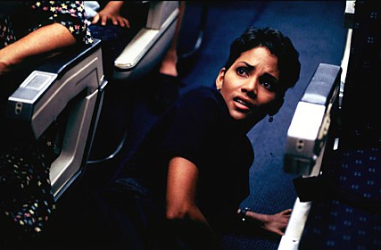 영화 파이널 디시젼의 포스터와 영화의 한 장면.