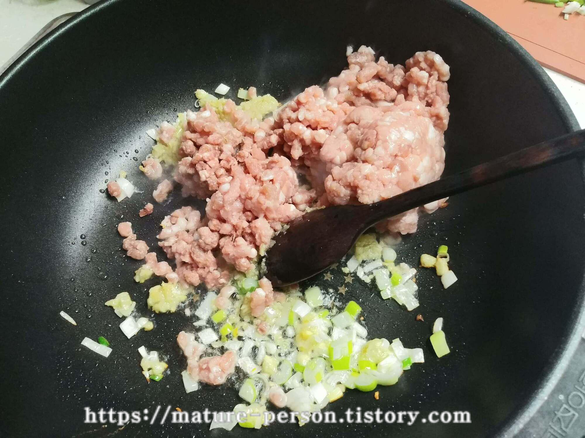 마제소바- 간고기랑 생강, 마늘 볶기