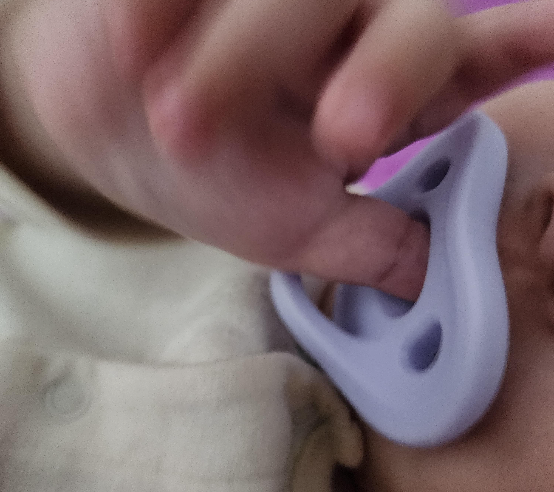 쪽쪽이 구멍으로 이렇게 엄지 손가락을 집어 넣은채 흡착이 된다..