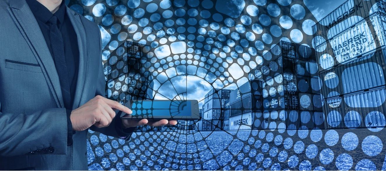 계산기로 세금을 계산하는 모습