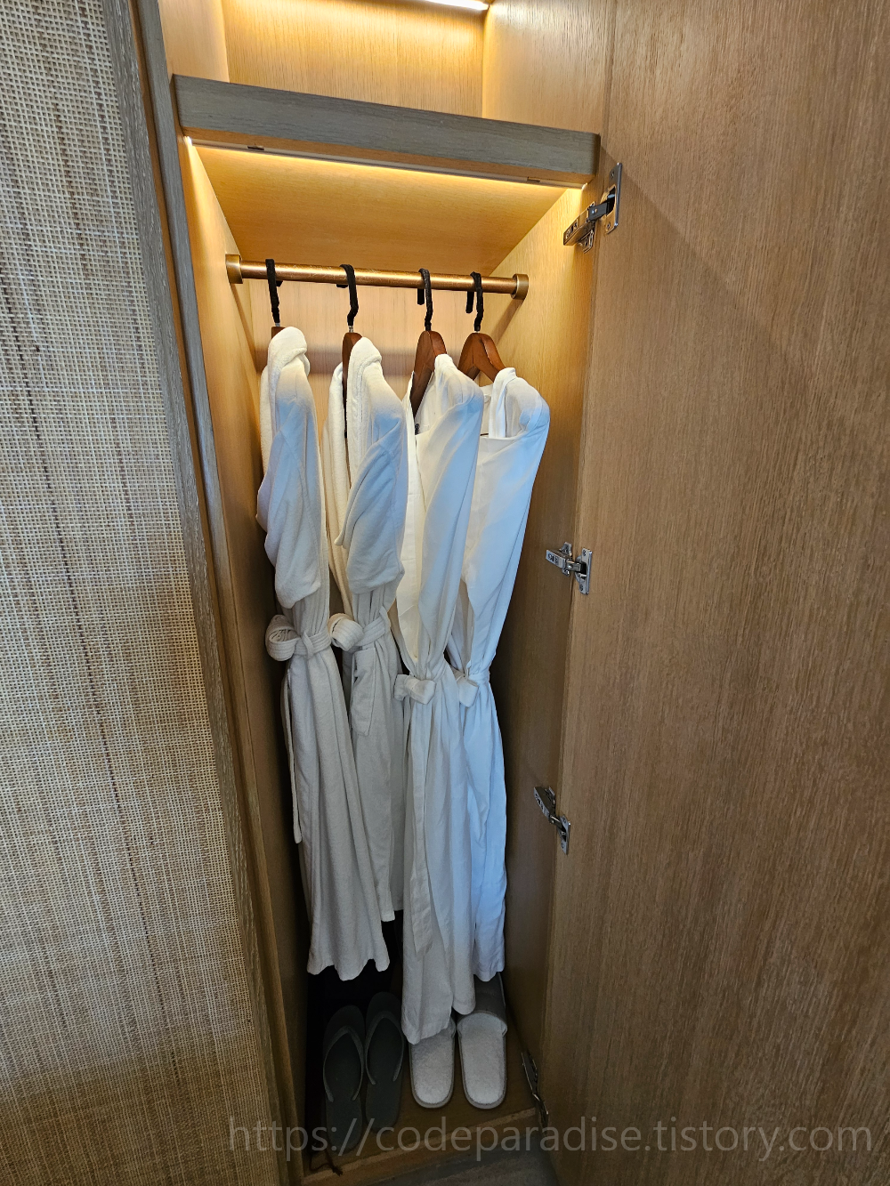 호텔 객실 내부 사진