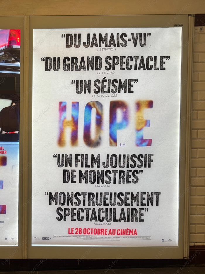 'DU JAMAIS-VU', 'UN SÉISME' 등 프랑스 유력 매체의 극찬 평론 문구가 적힌 영화 'HOPE'의 메트로 광고 패널