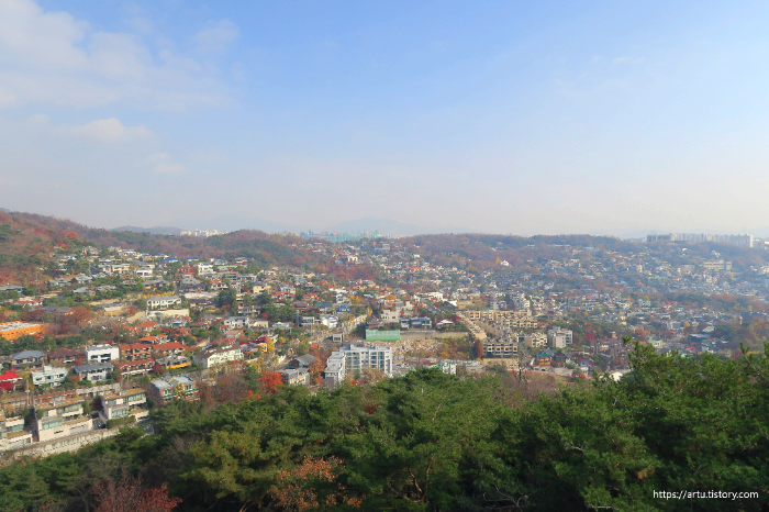 한양도성 순성길 백악구간 정망대에서 본 성북동 마을