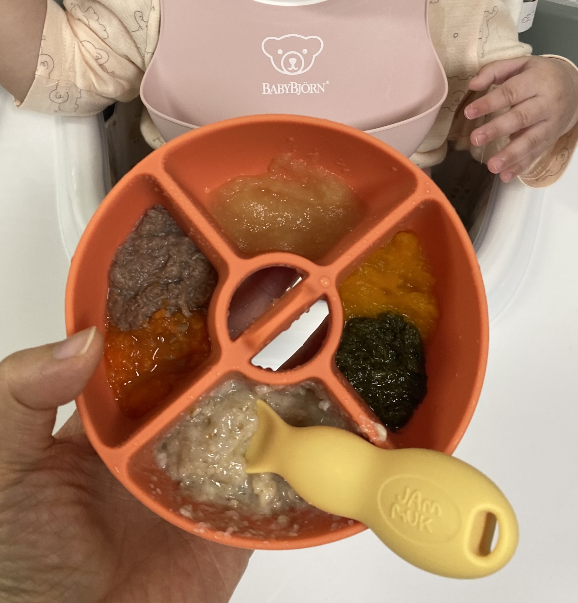 다양한 재료로 만든 토핑 이유식과 아기 식판