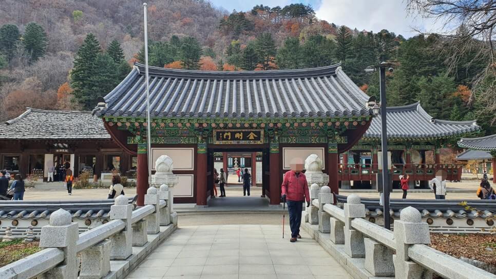 인제 백담사 : 골이 깊고 흐르는 물의 연원이 먼 내설악에 자리한 절