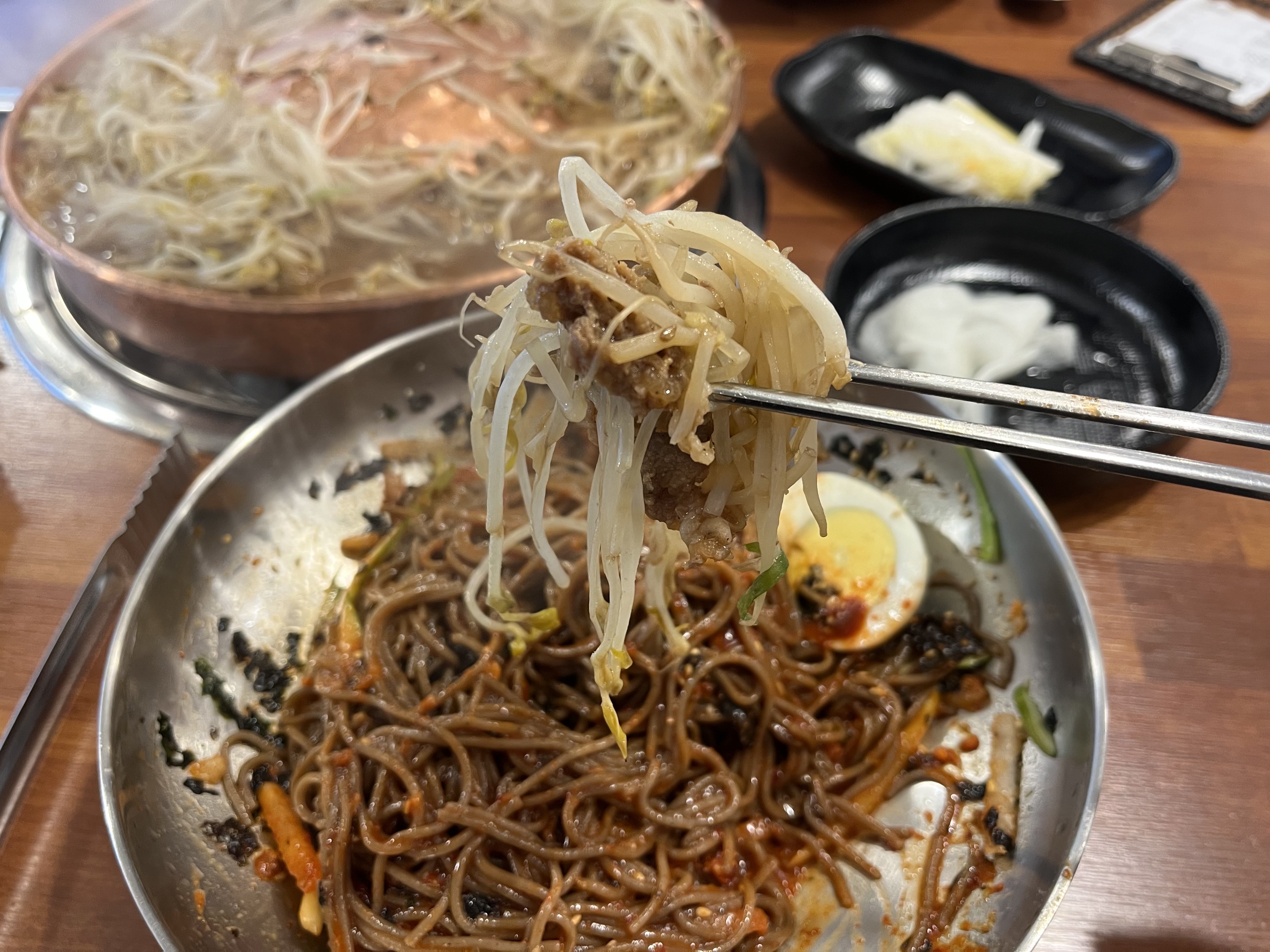 비빔막국수와 불고기 전골