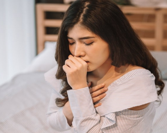 감기에 걸려 기침하는 여성