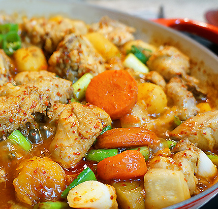 닭도리탕 맛있게 만드는법 : 감자와 함께 끓고 있다