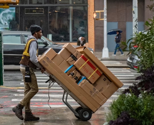 택배-수레-싣고가는-기사