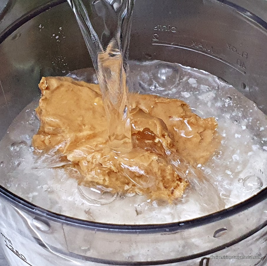 두부로 만드는 간단한 콩국수 국물을 만들 믹서기 통에 물 500ml 넣기