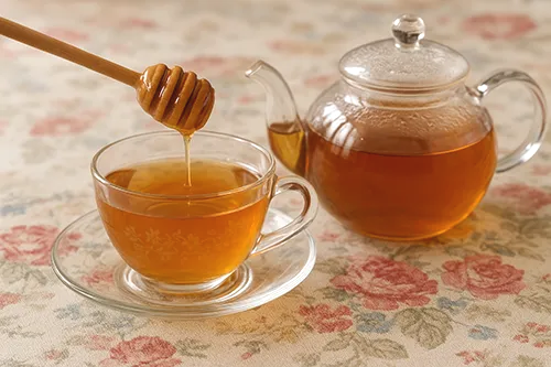 둥굴레차 완성에 꿀넣기